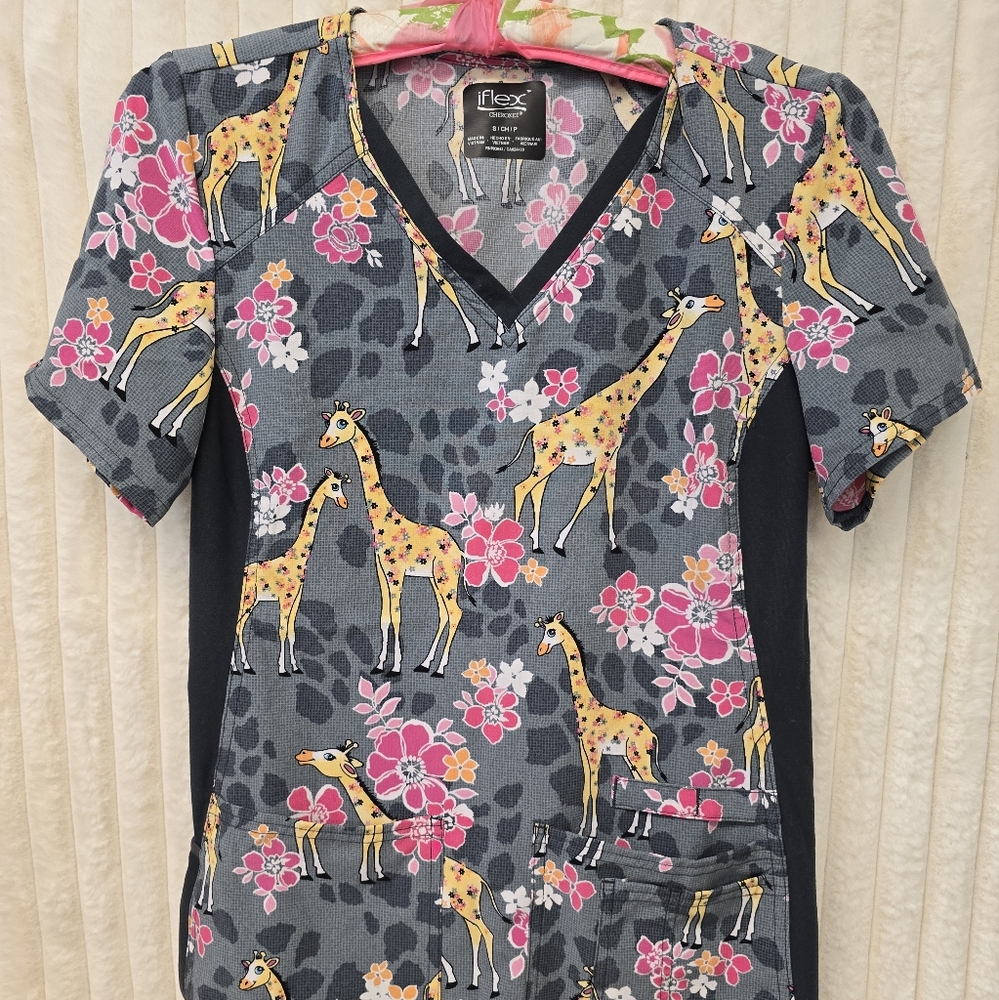 Cherokee iFlex Prints V Neck Top in Spotted In The Wild